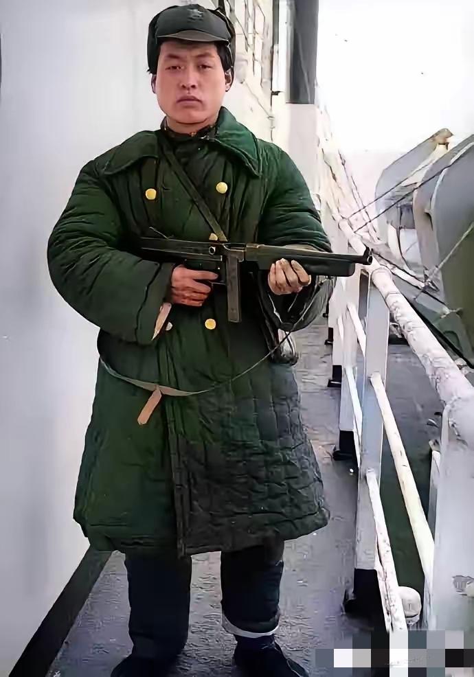 1949年，上海解放后，解放军战士手持美制汤姆森冲锋枪，在轮船上站岗执勤。这件大