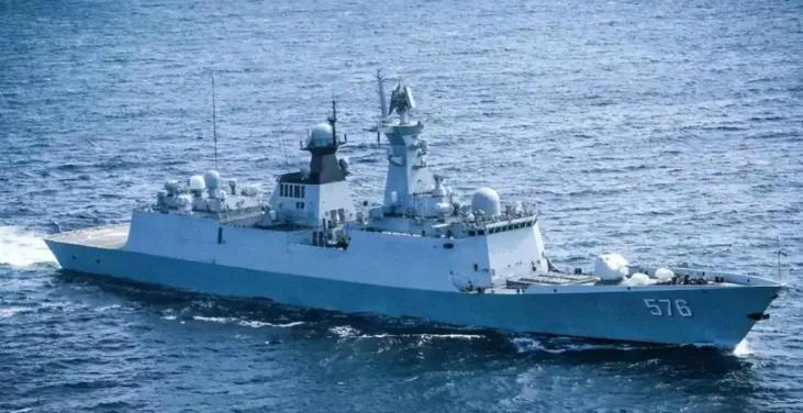 谁敢拦？4艘中资油轮无视美军禁令启航，054A早已布下防线。这事儿够劲