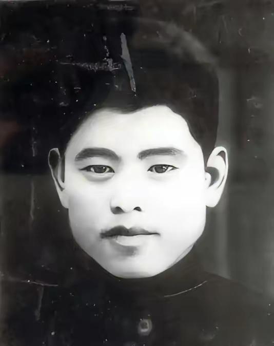 1943年，日军师团长亲赴战场查看八路军尸体，却看到“死人”猛地站了起来，掏出一