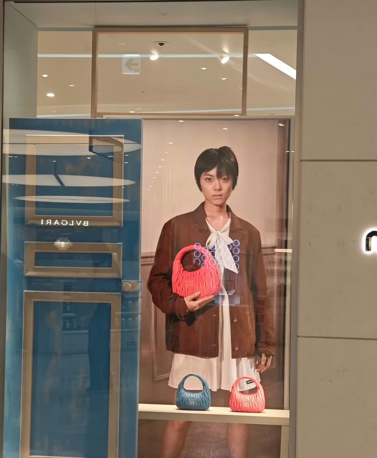 赵今麦团队是怎么允许这种广告流出的，还海内外都铺了，都被嘲成啥样了？我请问。Mi