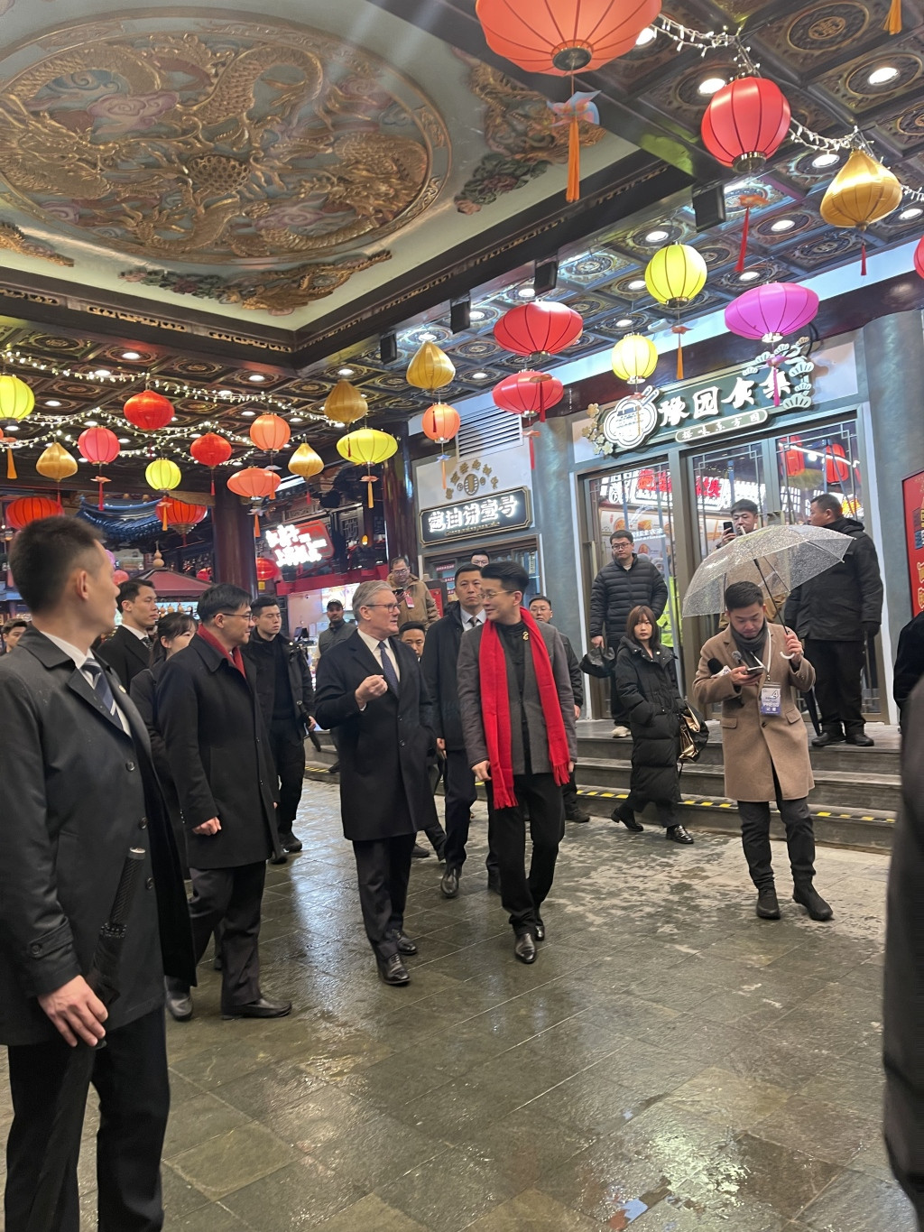 英国首相斯塔默首度亮相上海豫园