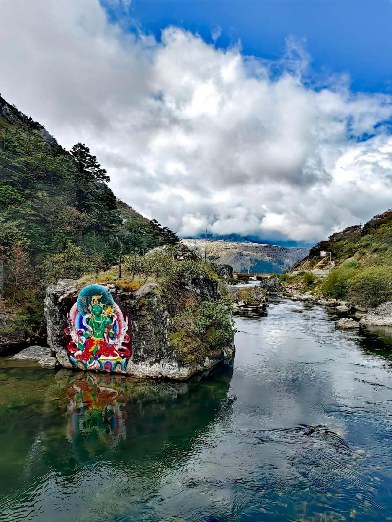 木格措——坐落于贡嘎山脉中段，距离康定市区约17公里，系世界自然遗产提名地，海拔