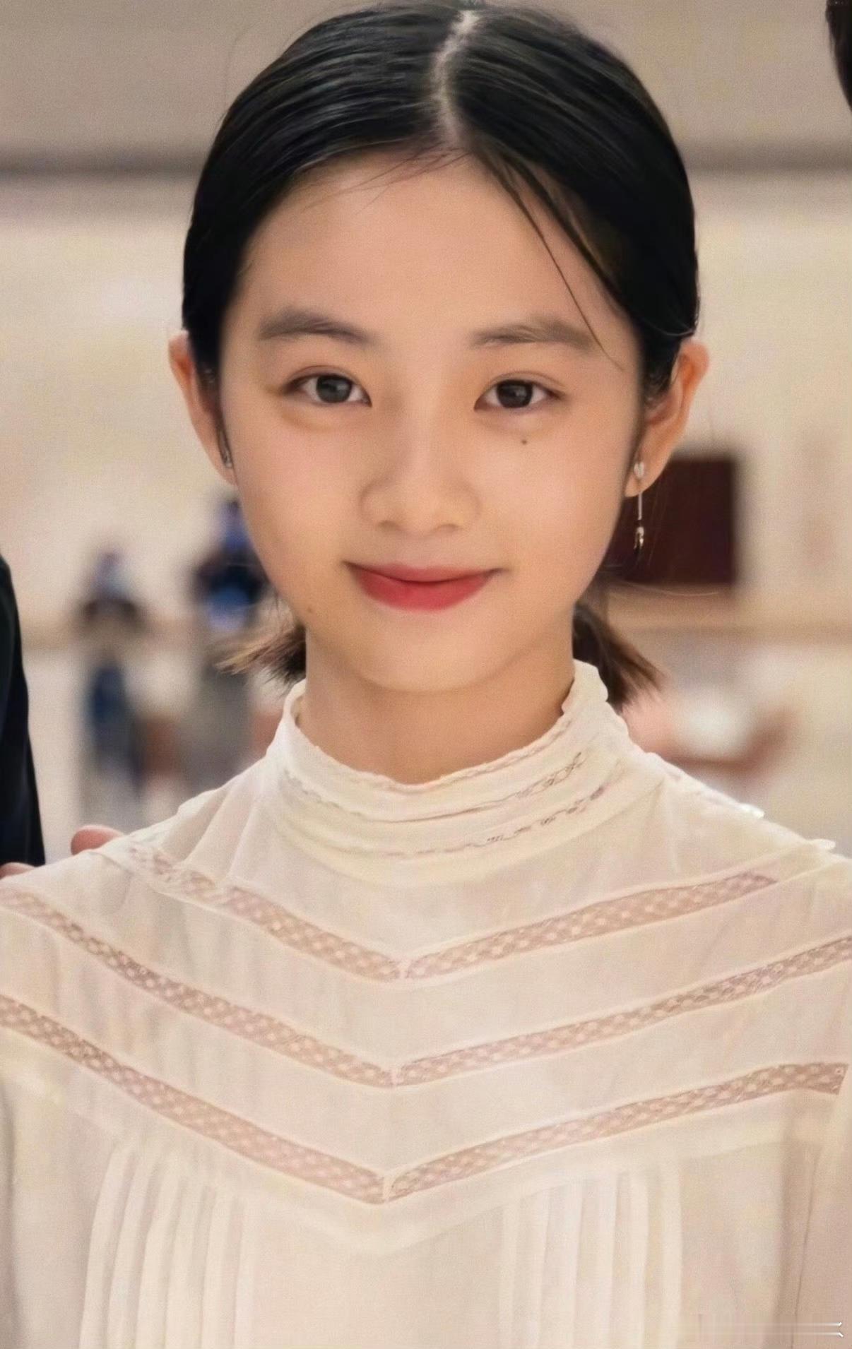 黄多多腕线过裆多多真的很好看很有气质遗传了爸妈的优秀基因