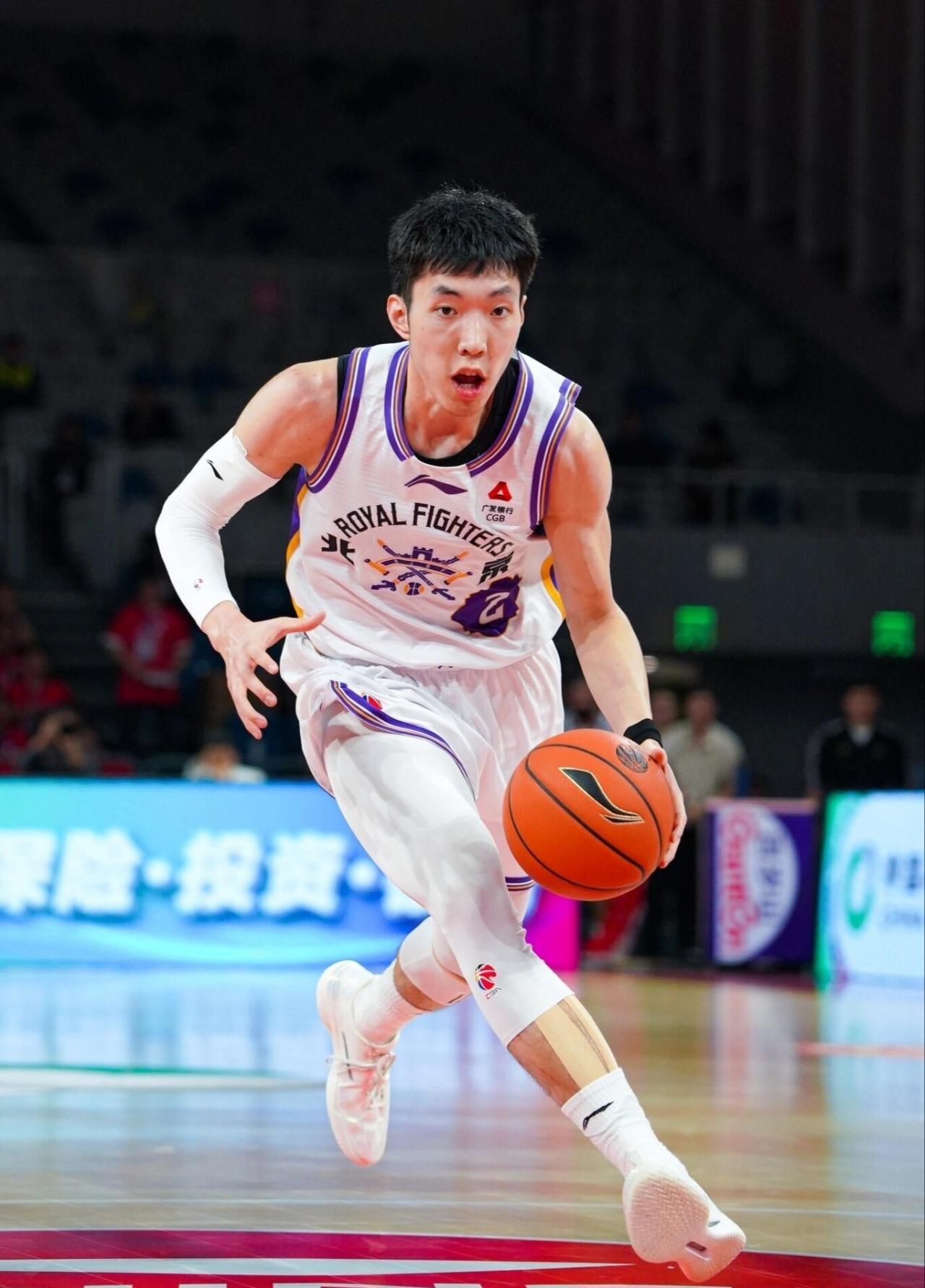 这个杀手不太冷！三宁三分绝杀挽救了北京控股也救了主教练张庆鹏。这对中国男篮绝对