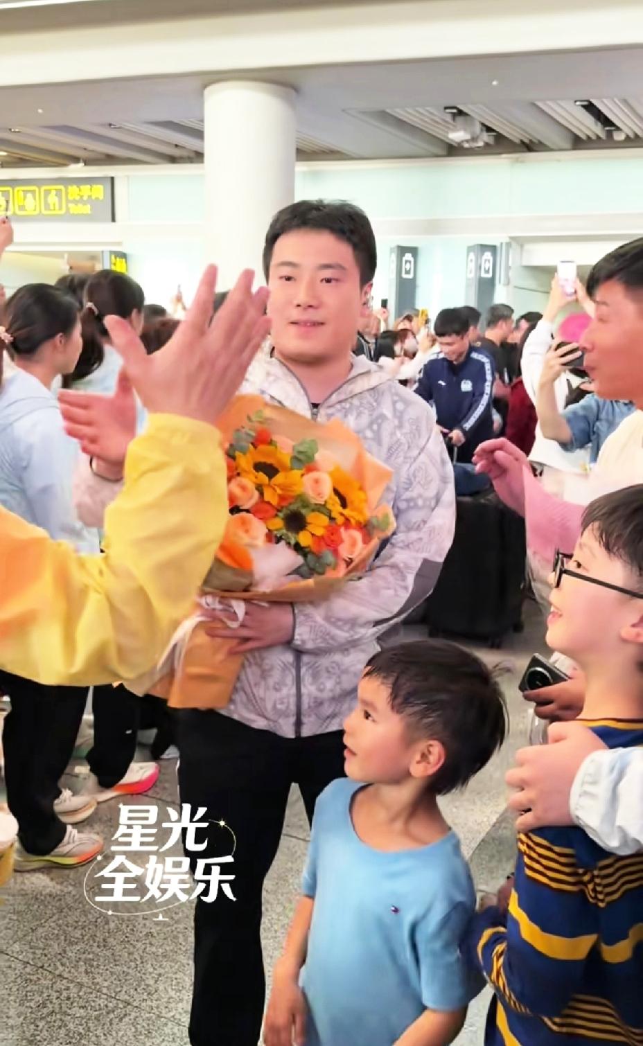 国乒回国，梁靖崑的两个儿子现身机场，二宝的一声“爸爸”，梁靖崑瞬间红了眼眶