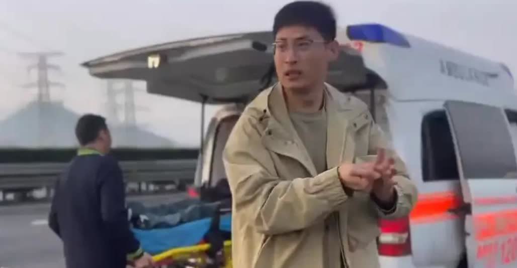 “我老公最棒！”4月4日，浙江杭州，高速上一轿车撞上护栏，车头燃起大火，女司机被