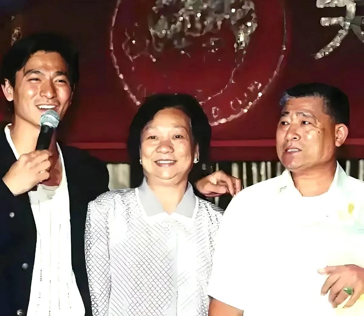 90年代，刘德华和父母合影，看他长的像谁？刘德华是娱乐圈出了名的大孝子，曾被评为