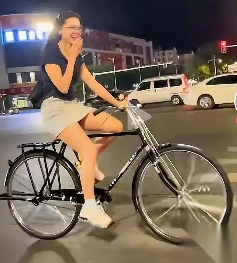 这车刚卖就凉了！居然闹出国际级笑话——好好的新车，因为电池起火直接紧急叫