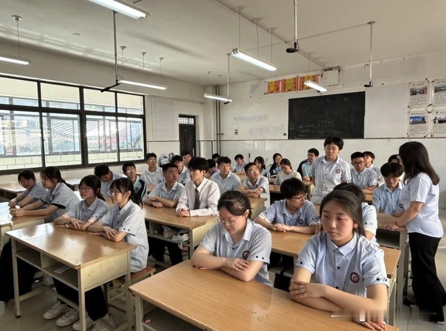 我认为不支持，1. 干扰课堂学习带游戏、聊天、短视频、支付功能的智能手表，容易