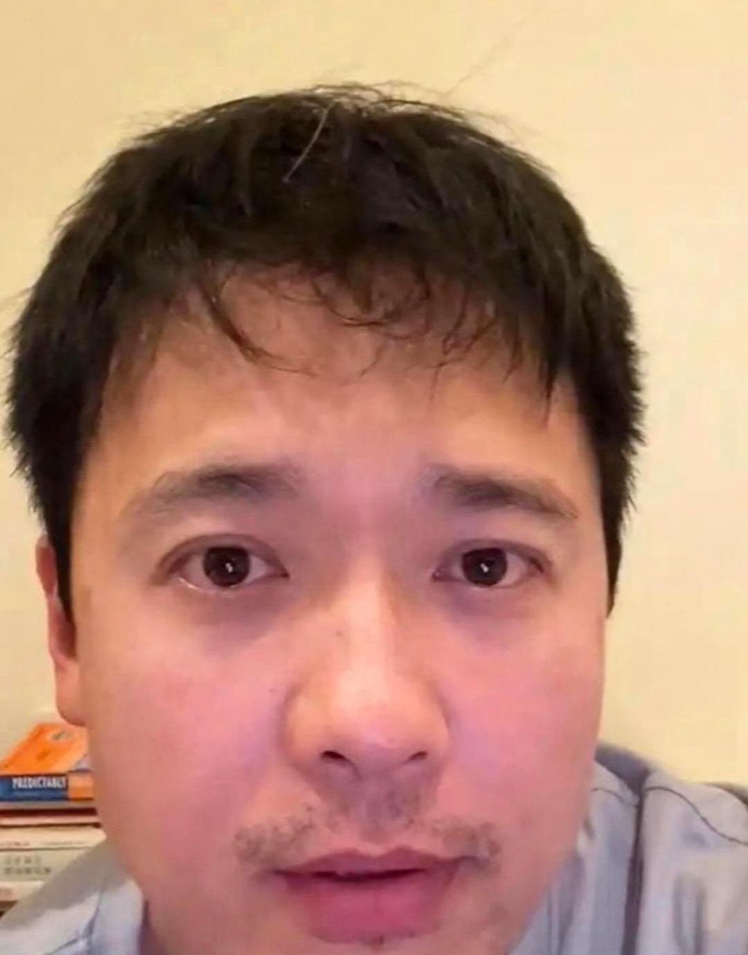 高云翔离婚7年后第一次公开提到董璇，话刚说出口，眼泪就掉下来了。他低着头，沉默了好一会儿，才轻声说了