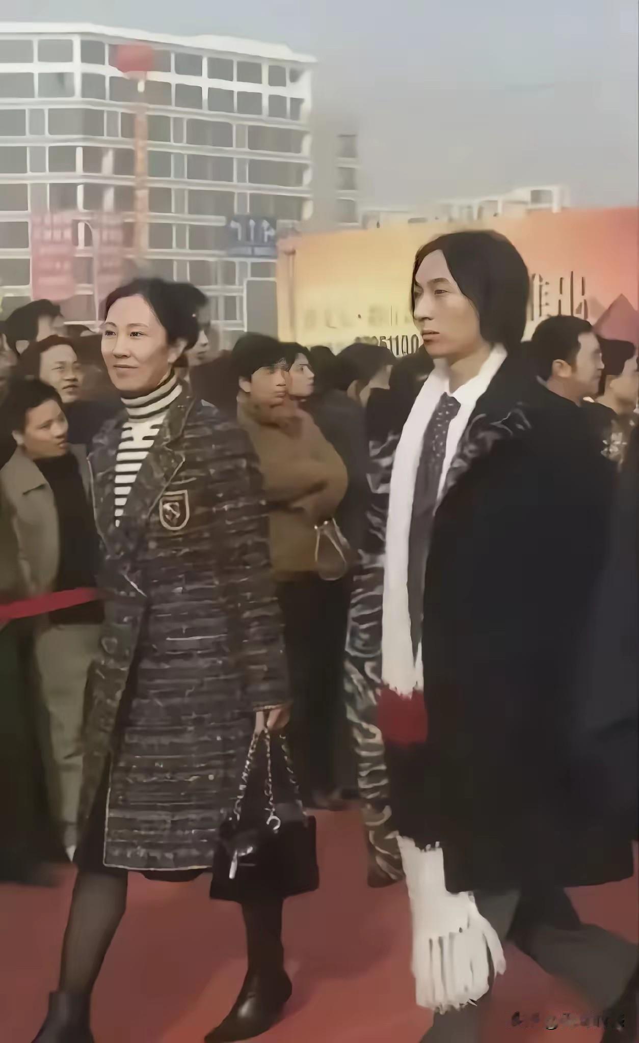 20年前的王思聪，看起来还是一个大男孩，当时他的母亲也非常的年轻，感觉都未必超过