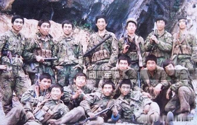 1985年侦察兵隆志勇化妆执行任务时不幸暴露，敌人在他背后开了一枪，隆志勇应声而