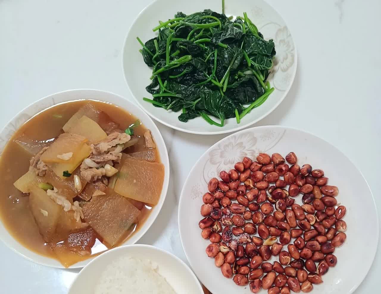 为什么活着？每天陪伴照顾母亲，常去医院上上下下跑，让我看到了很多老人的晚