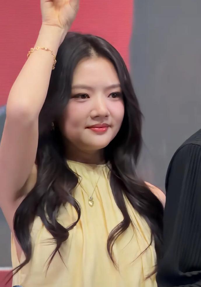 任敏是我见过上镜最吃亏的女明星，明明她的身材是北舞严选，头小腿长，但是她的脸确实