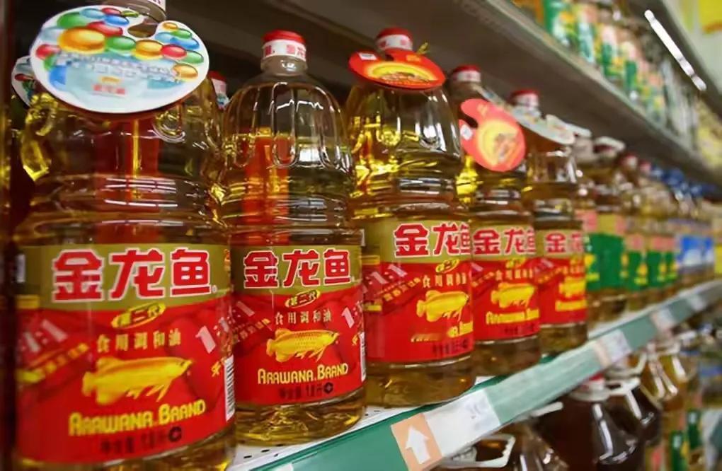 新加坡总理拉偏架？金龙鱼凉得更彻底了家人们，一桶食用油搅起地缘风浪，这事儿