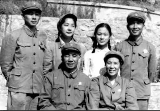 1930年，江西泰和，一个13岁的小伙跟着红军走了，投奔在队伍里的舅舅，家里留下