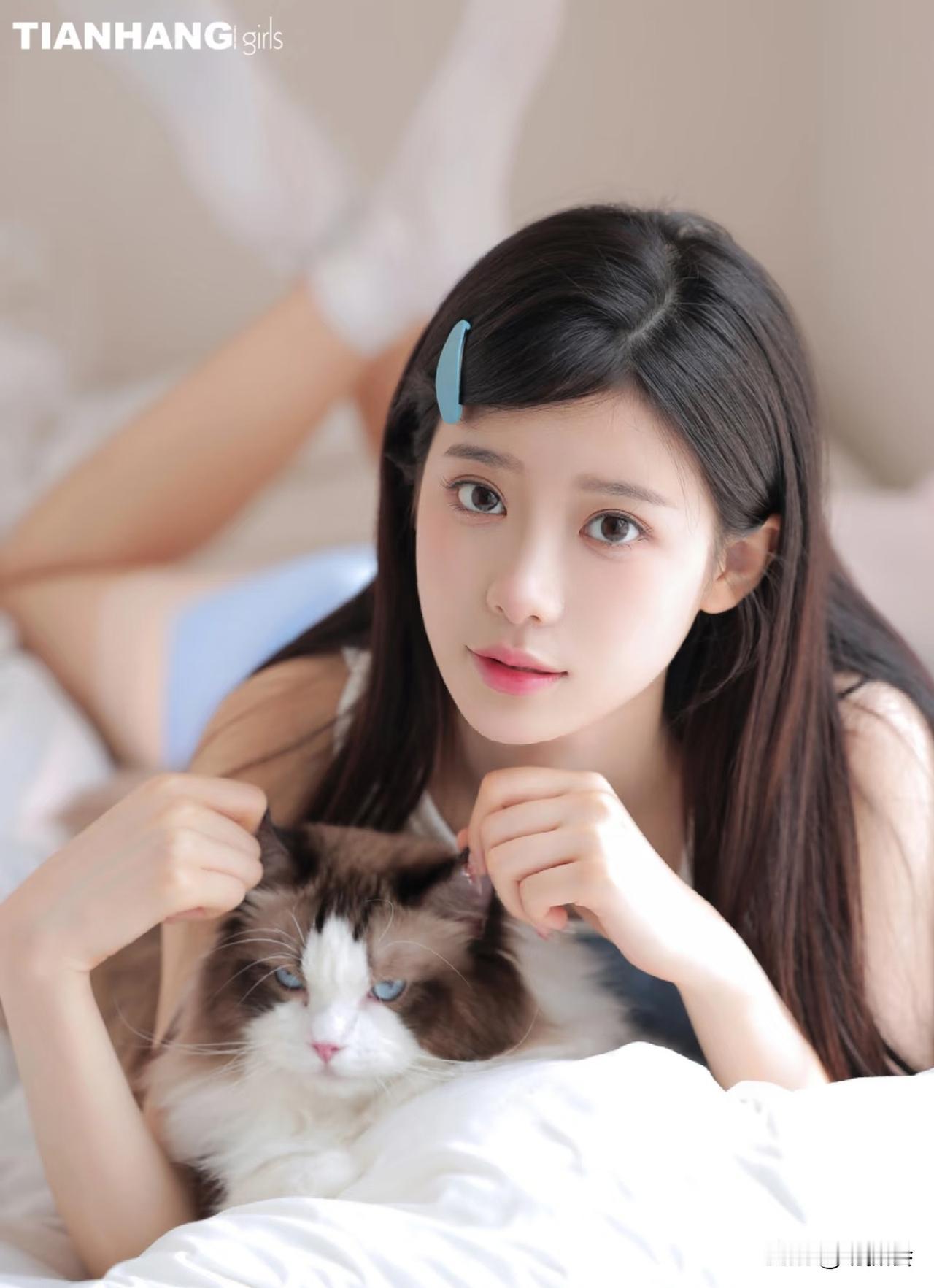 “少女与猫咪的温馨时光”🐱💕
