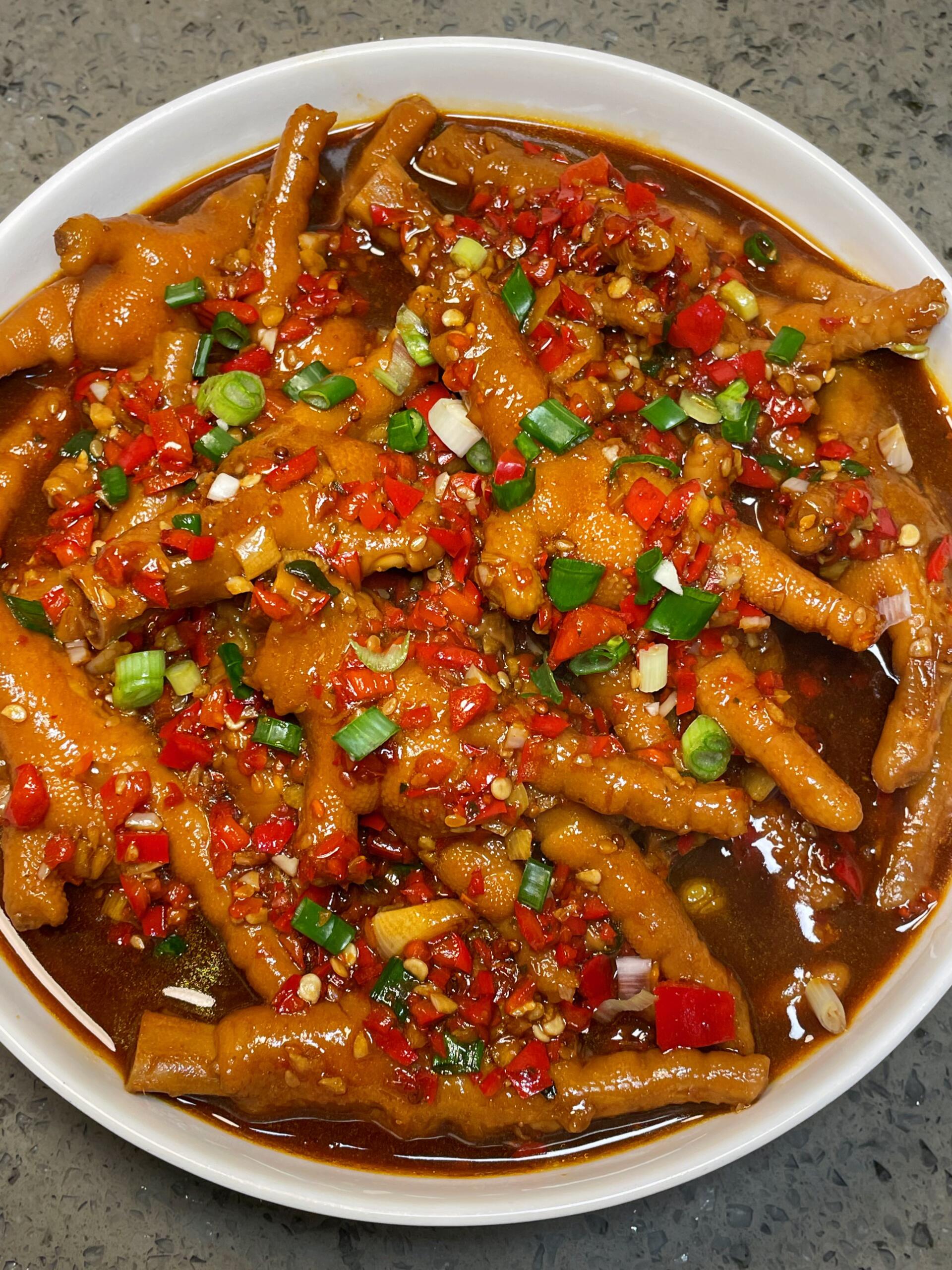 香辣脱骨鸡脚，一抿就化，越啃越上头家人们谁懂啊！这道香辣鸡脚直接戳中我的心巴，