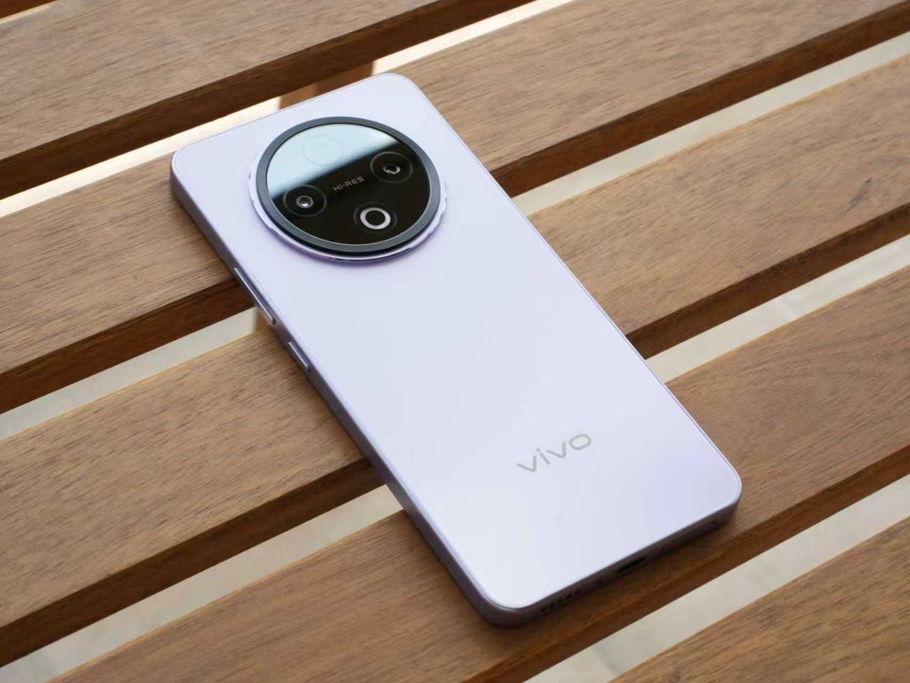 vivo推出了一款主打「长续航耐用型」的机型vivoY500，首销价格1399