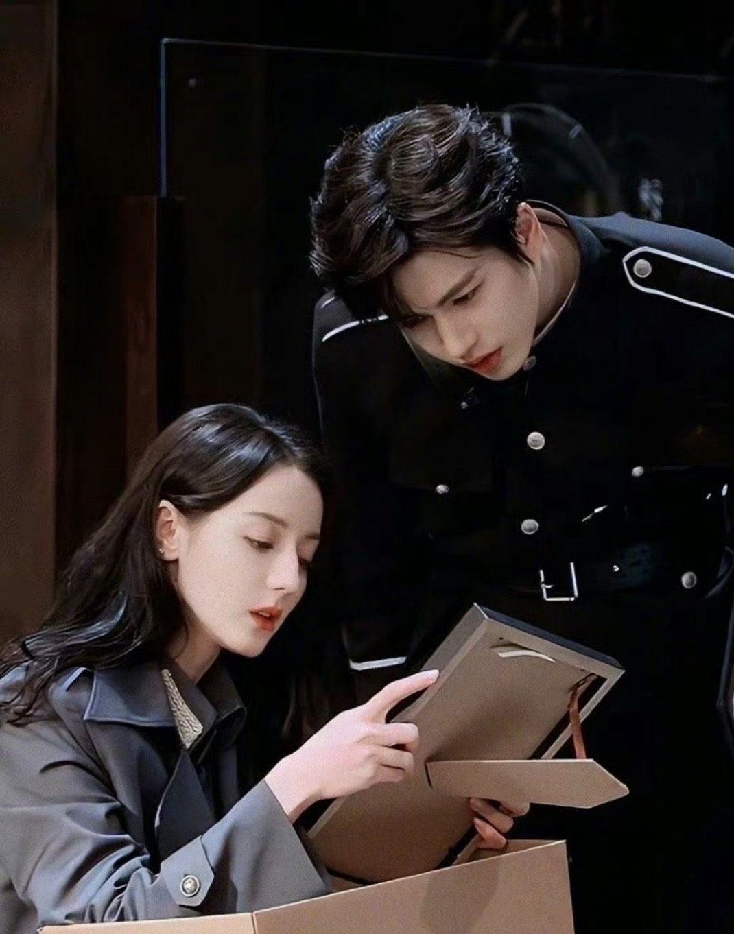 这个热巴真是人美心善呀，刚回国就来支持好朋友的新剧了，俩人的友谊真好！