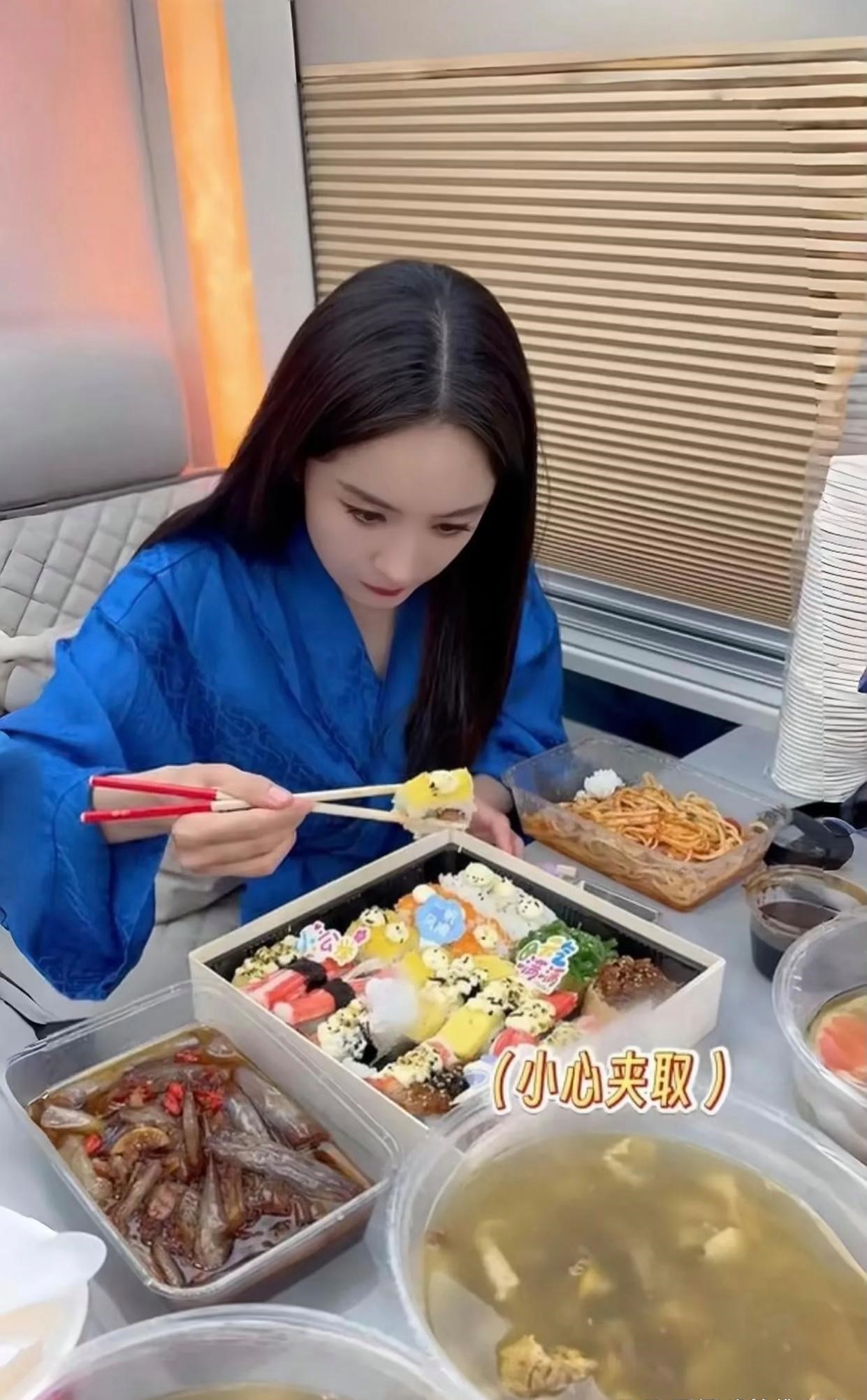 杨幂面前的餐盘总是丰盛得让人眼馋，可她为啥就是不长肉呢