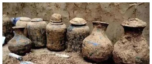 203粒红丸藏着50年秘密：南京古墓揭开魏晋贵族女子的死亡真相一锄头下去，南