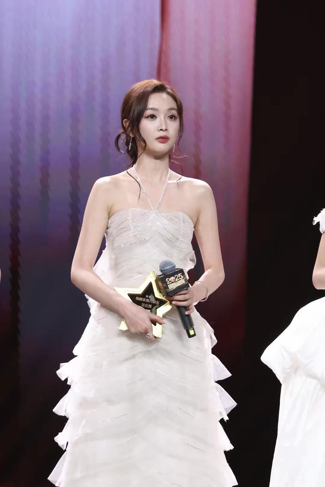 吴宣仪看不到自己的合同，乐华娱乐回应了。没有道歉，没有解释，只有一纸声明：“