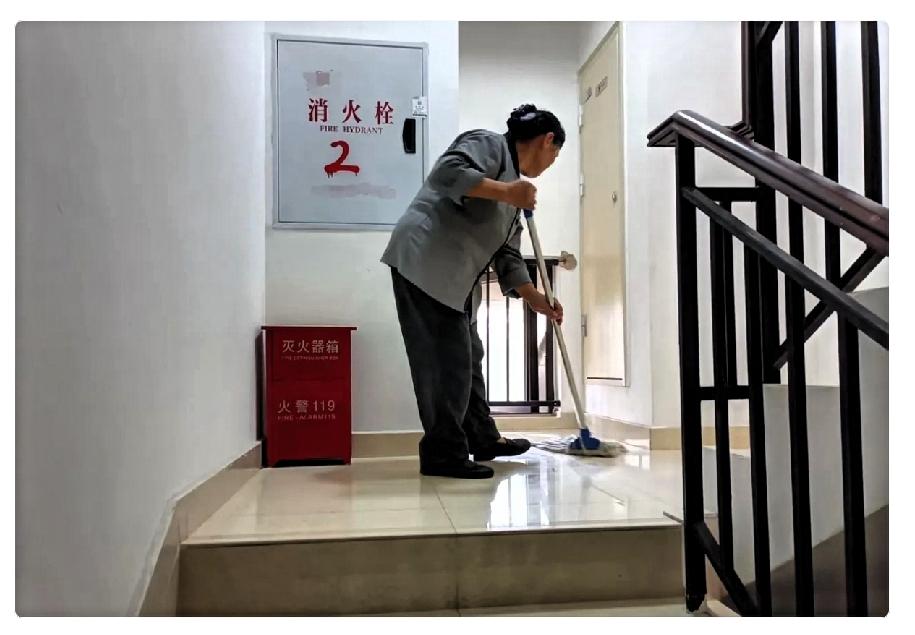 我堂婶是个狠人！今年56岁，手里有三份退休金，一份是她自己的，2900元，一