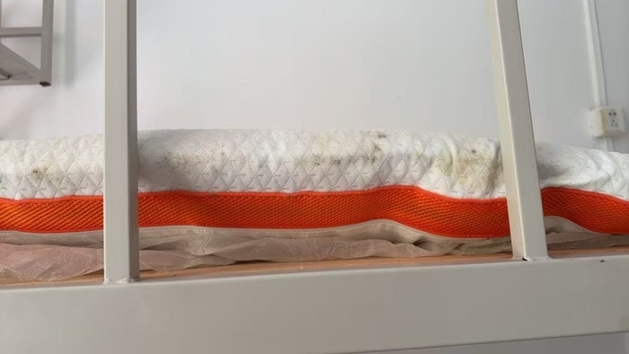 开学糟心! 女生报到打开包裹, 崭新床垫变湿发臭, 德邦快递回应