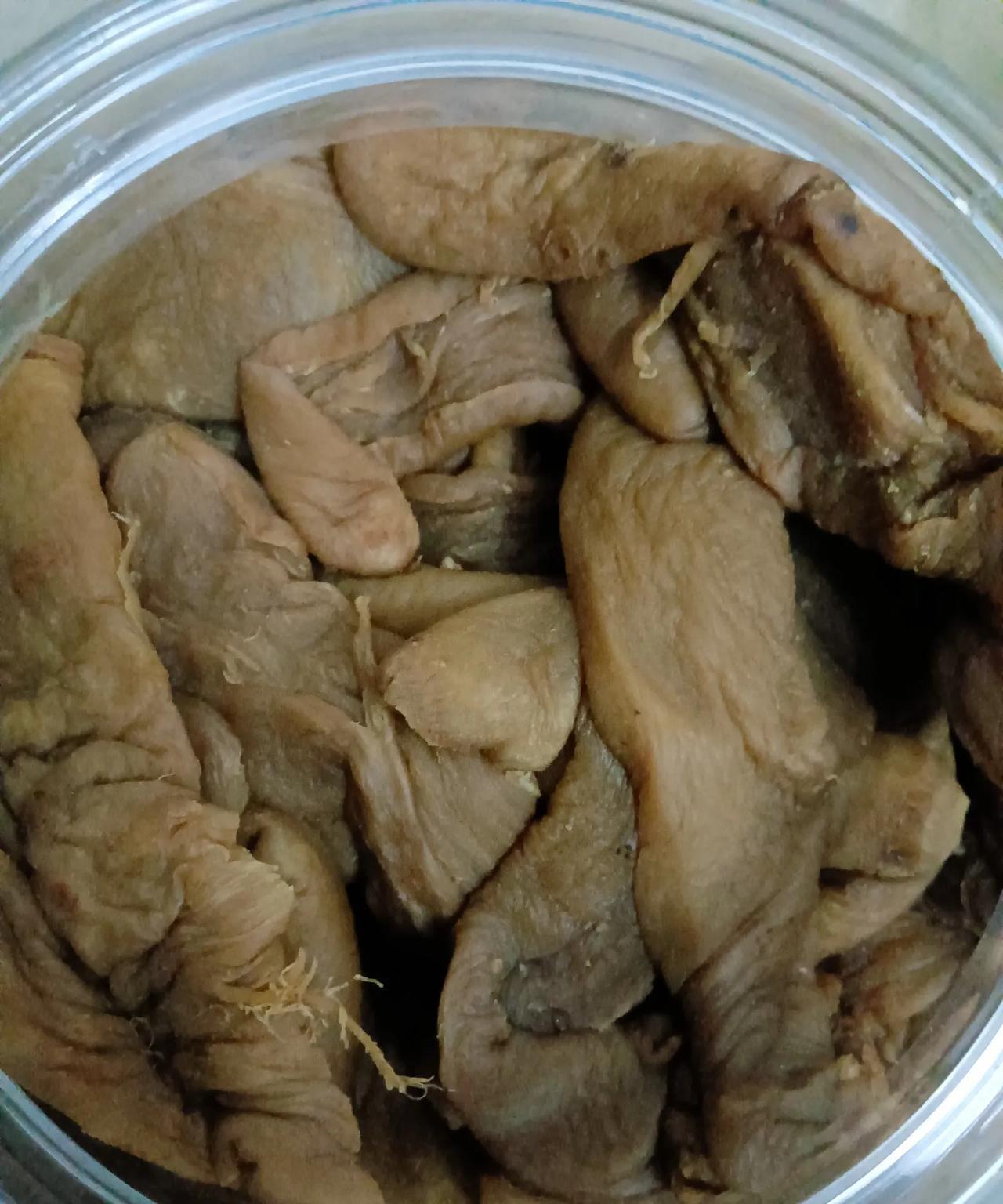 萝卜干，跟白粥简直就是绝配。昨天朋友来家里吃饭，拿来不少东西，其中有一箱水蜜桃