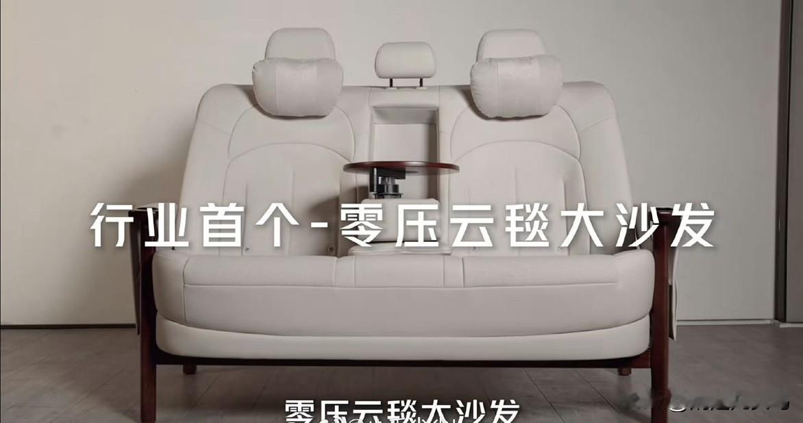 做沙发，东风日产是认真的[笑着哭]居然把N6里的二排座椅搬出来生产成家具沙发了……