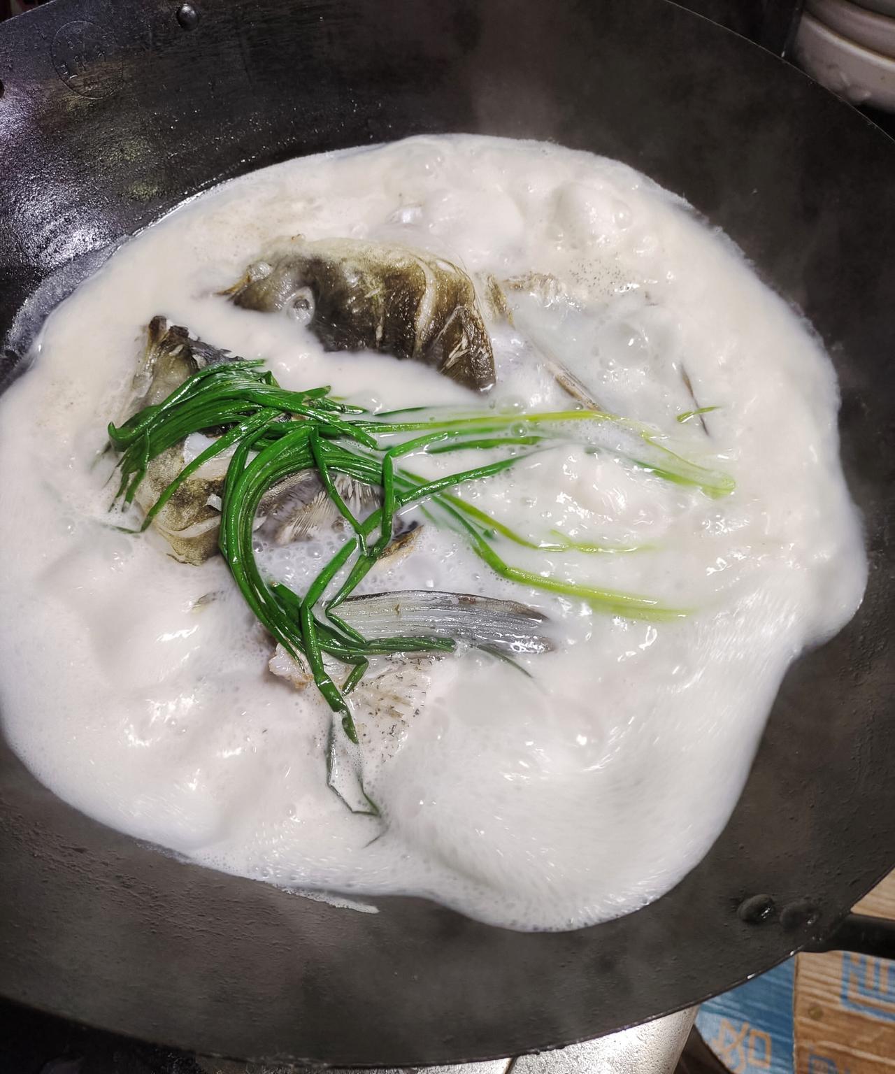 跟我老婆打赌，我可以把鱼头汤炖成牛奶色，什么科技都不加一样可以炖的奶白奶白的。