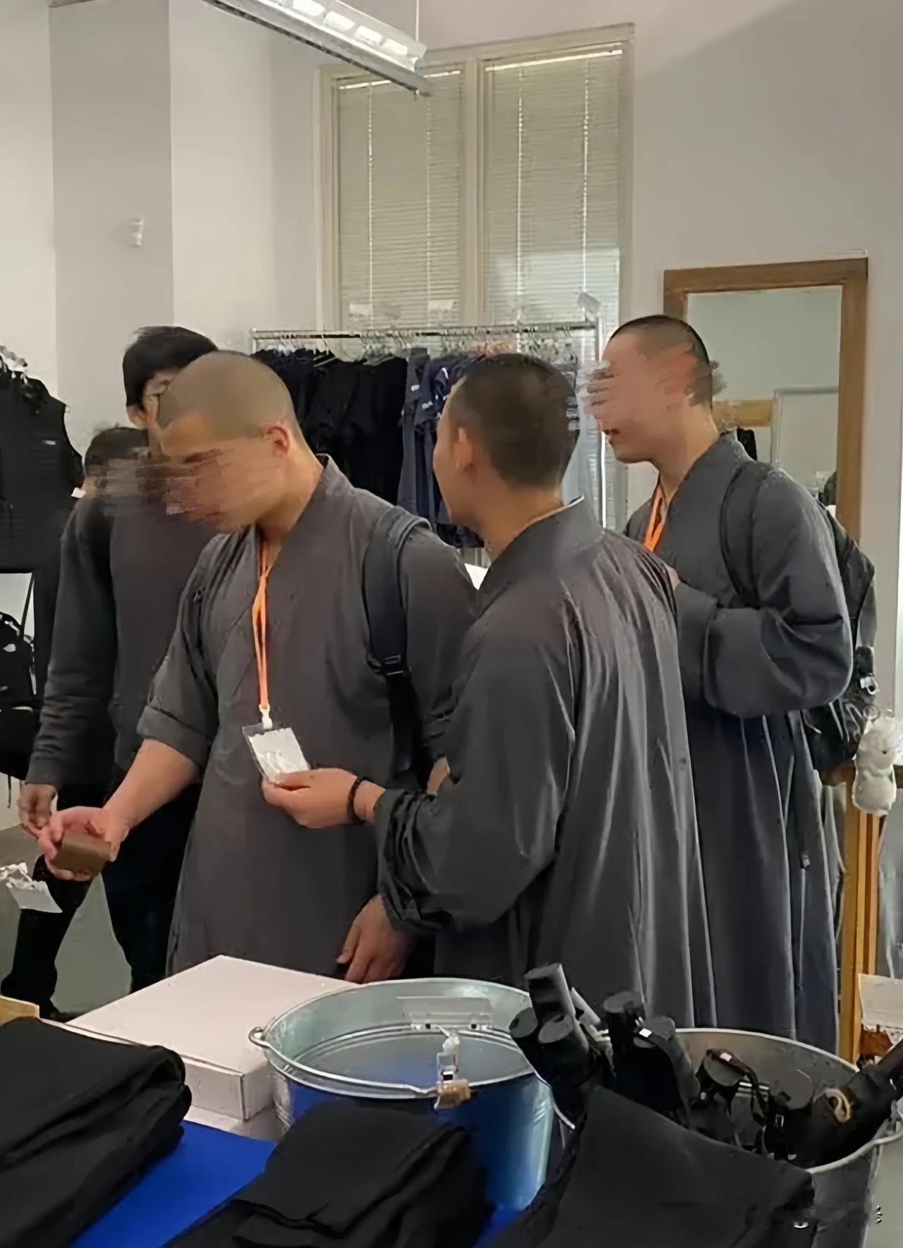 这几天，少林寺的和尚陆续开始辞职了，需要注意一点，这里是“辞职”，而不是“还俗”