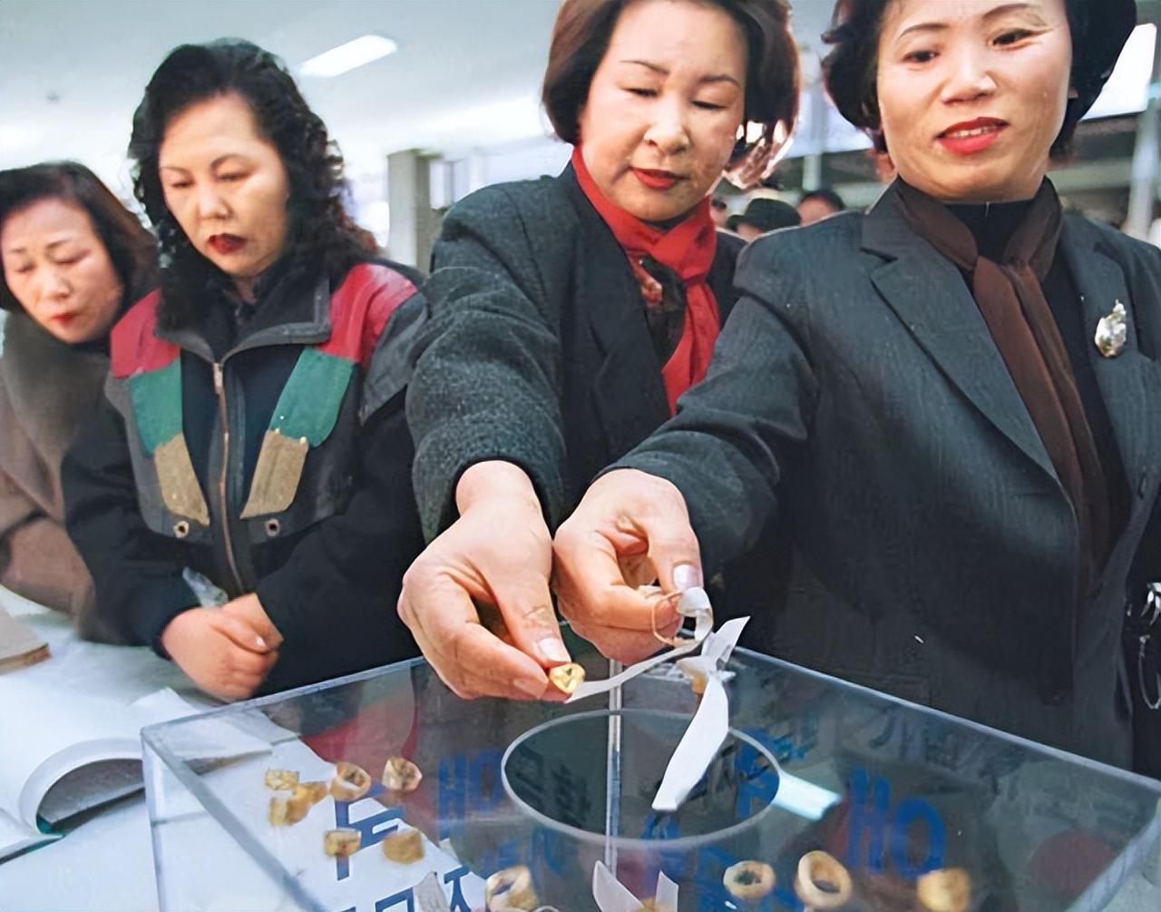 企业平均负债率达300%以上，全民捐黄金救国，1997年震惊内外的韩国金融危机，