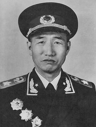 他是开国少将，一生功勋卓著，后人崇敬。他有五个子女，个个成才，他还分别与开国元帅
