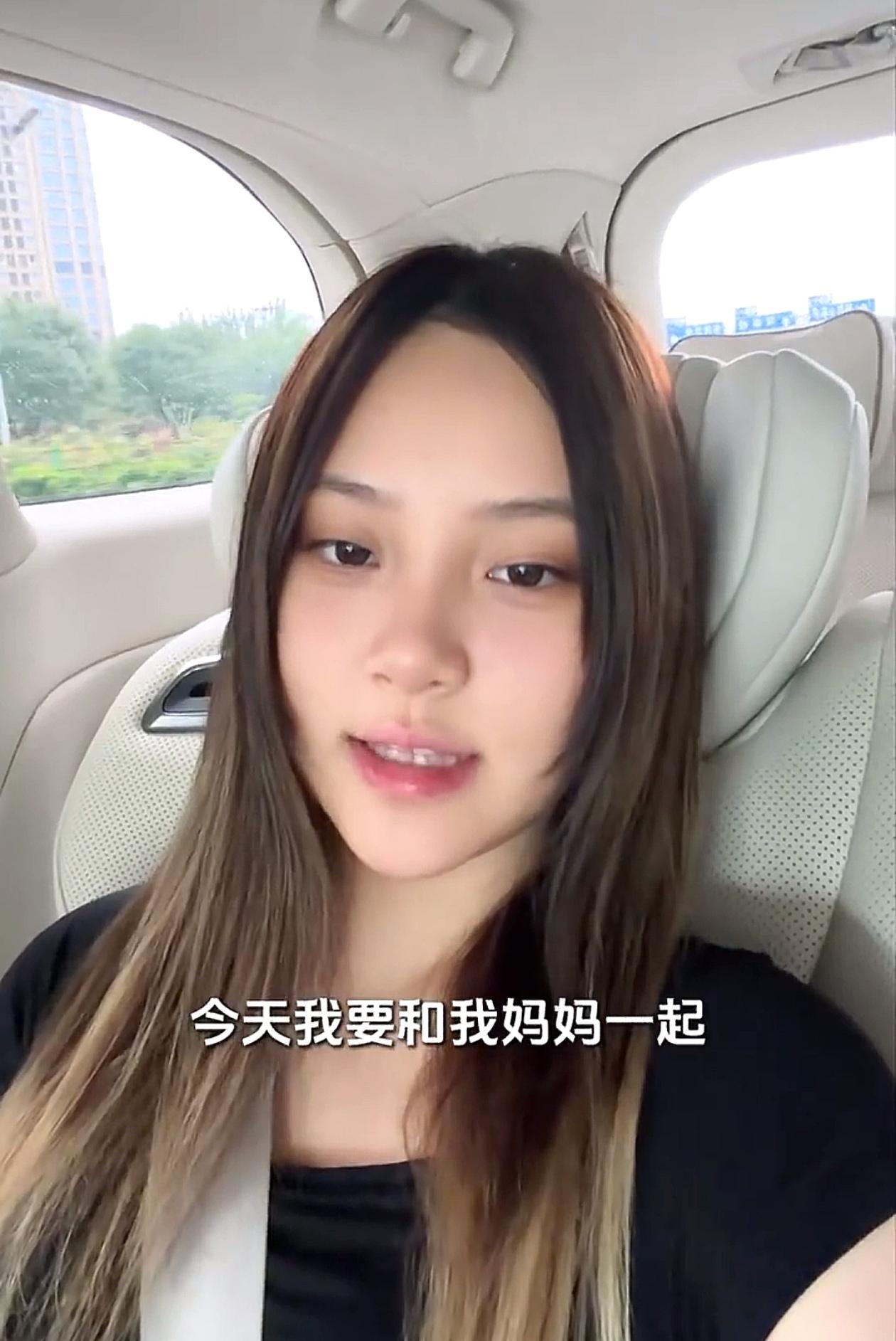 甜馨真的用心了，和妈妈去做公益，还拉上爸爸贾乃亮，三个人同框毫无违和感，把网友感