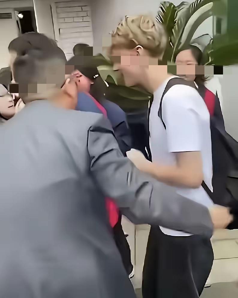 中国的教育真的是出了大问题，在福建一所中学，一名黄头发，蓝眼睛的外籍男生学员来到