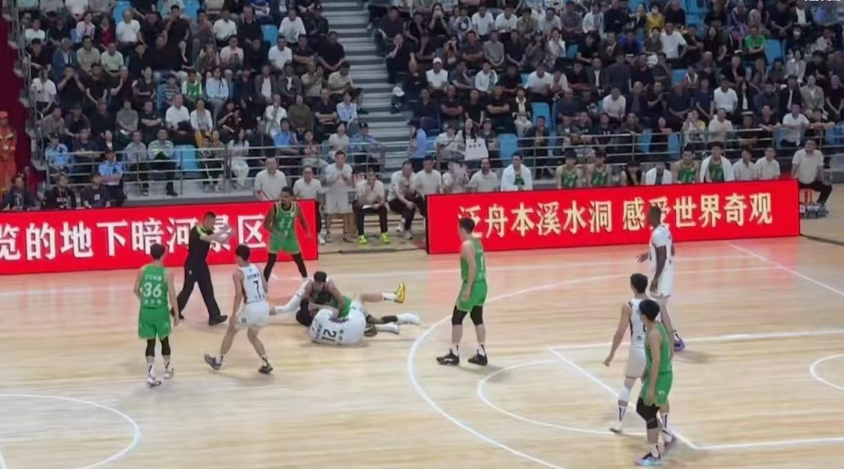 辽宁男篮95-97惜败北控，输赢无所谓，但是爱德华兹怎么感觉又是要来划水混工资的