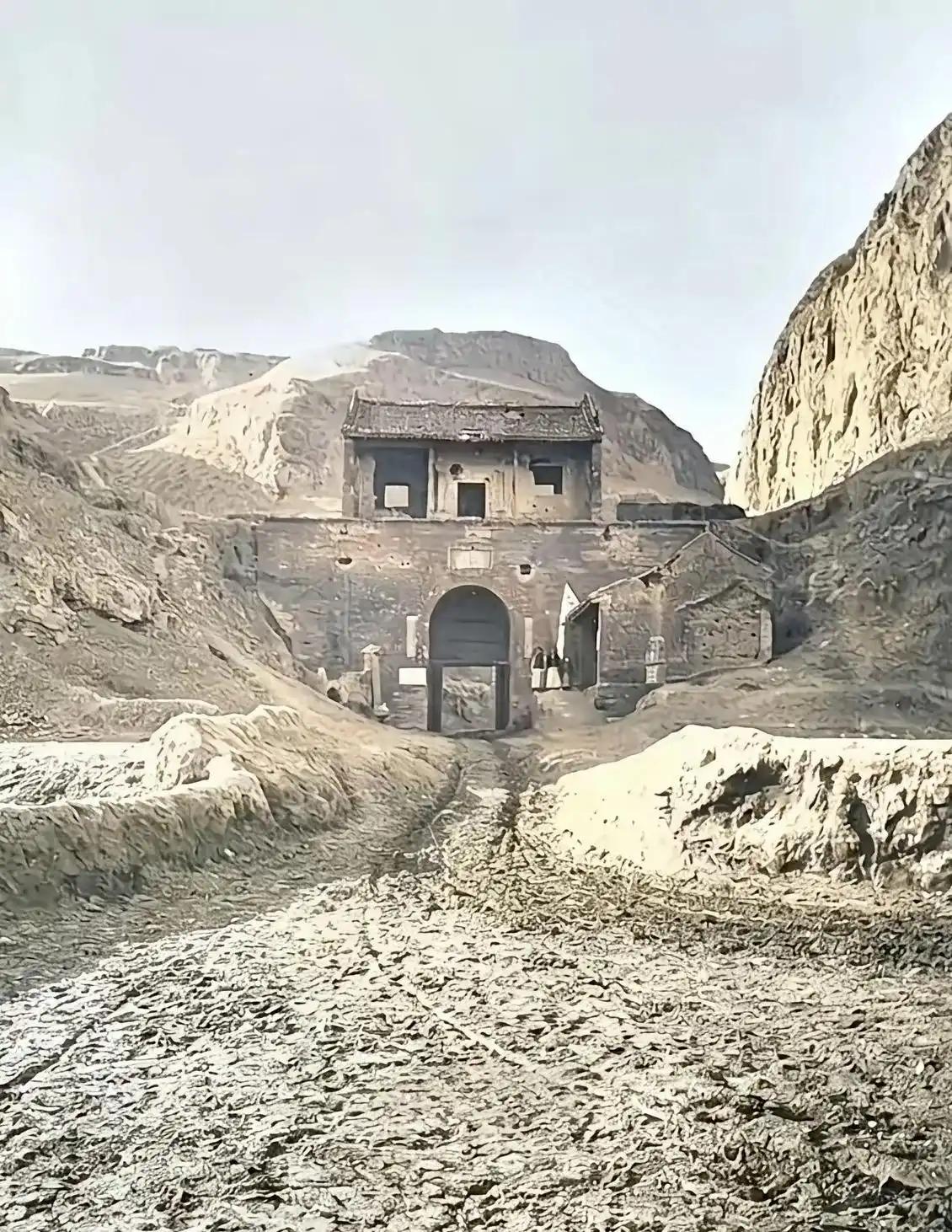 这就是函谷关。古代你哪怕来100万人也没用。故事得从一块叫稠桑塬的土地说起。