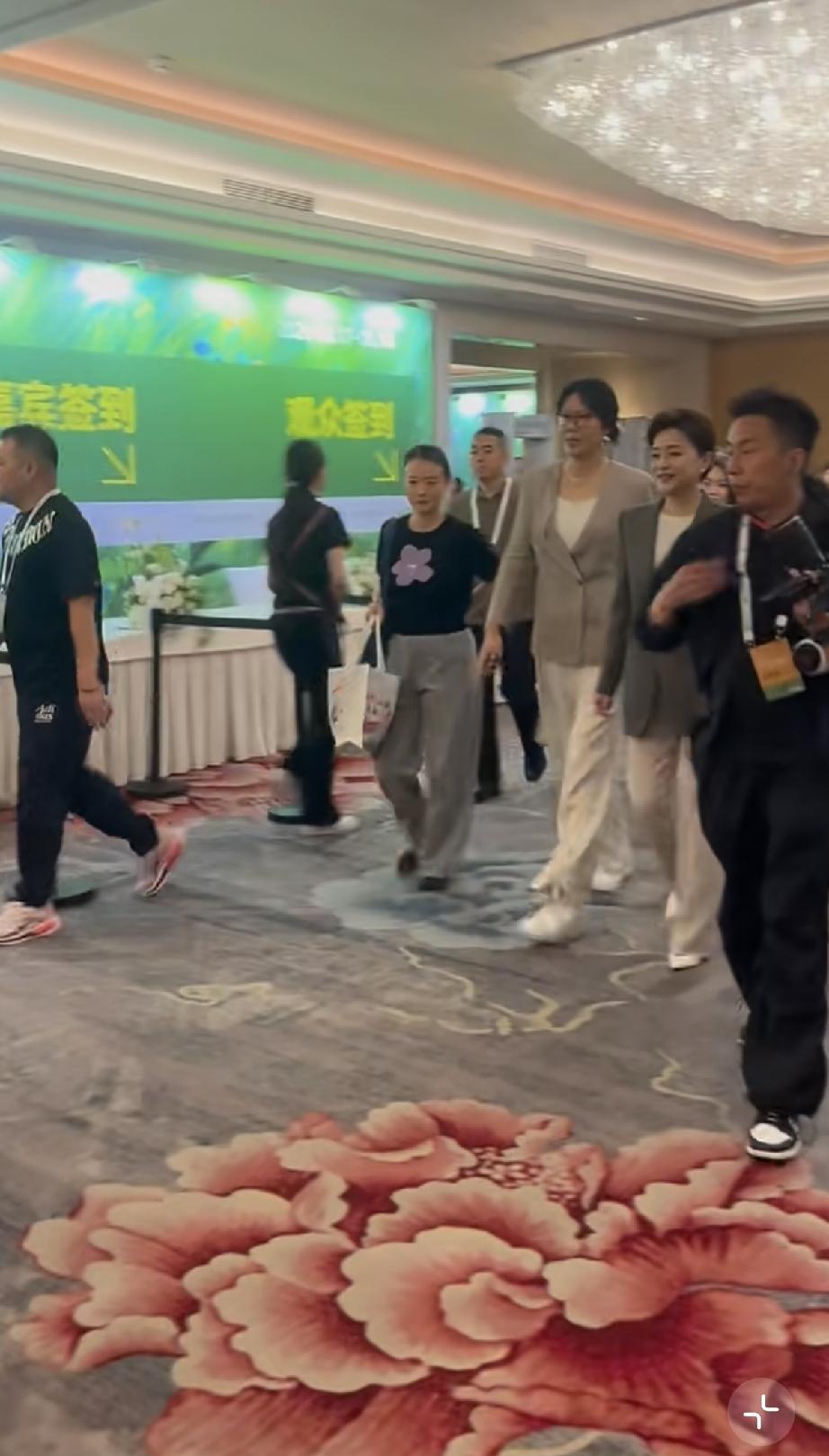 8月17日，郎平参加2026天下女人国际论坛，与杨澜穿的衣服几乎差不多，就像姐妹