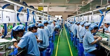 美国为何不和欧洲抢高端产业和服务业，反而要和中国抢低端制造业？其实说白了，美国快
