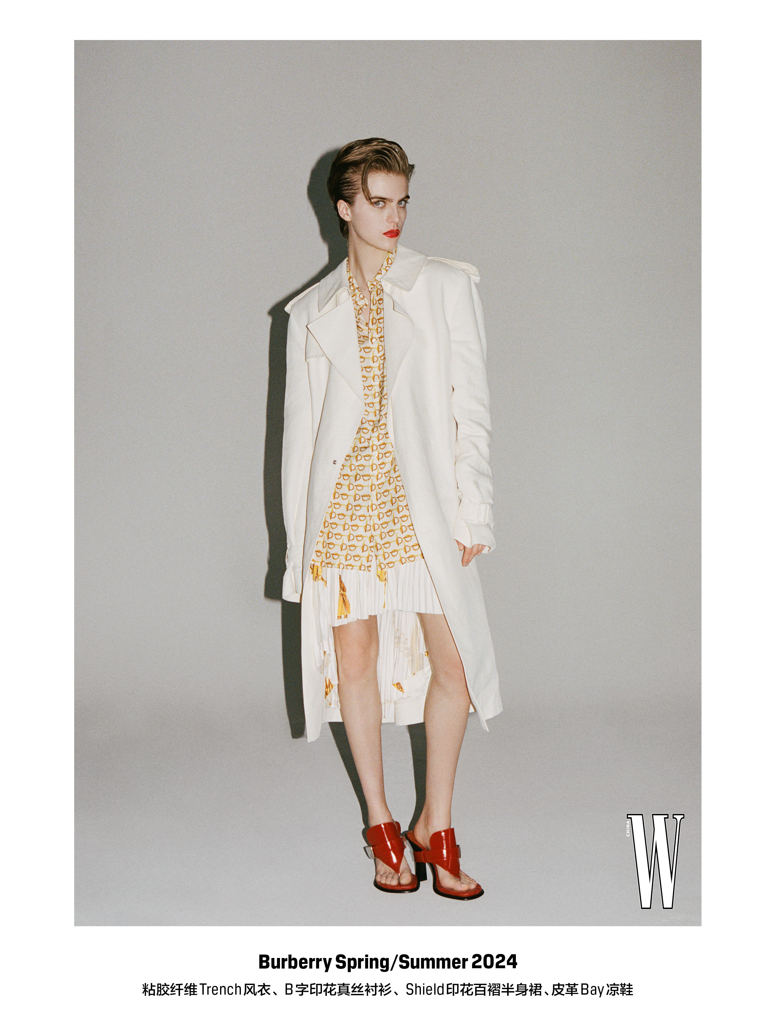 本期封面大片以Burberry经典Trench风衣为唯一主角。从战壕实用主义出发