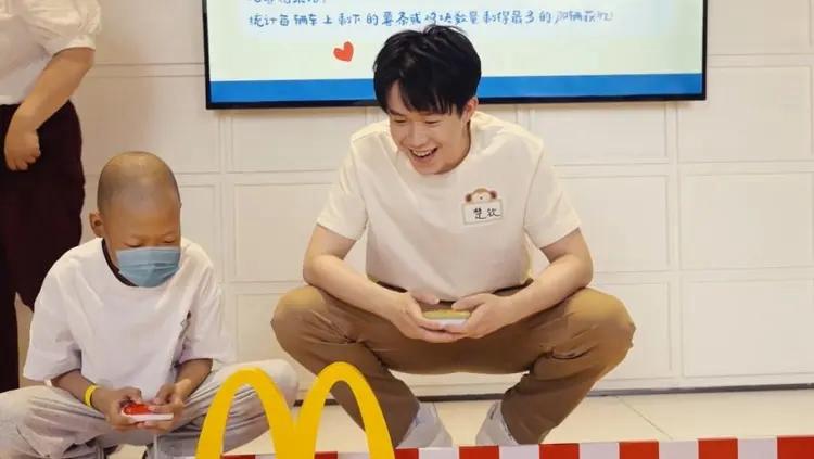 国乒在封闭训练时，王楚钦做了1件暖心的事情，2个动作尽显爱心，有小球迷找到