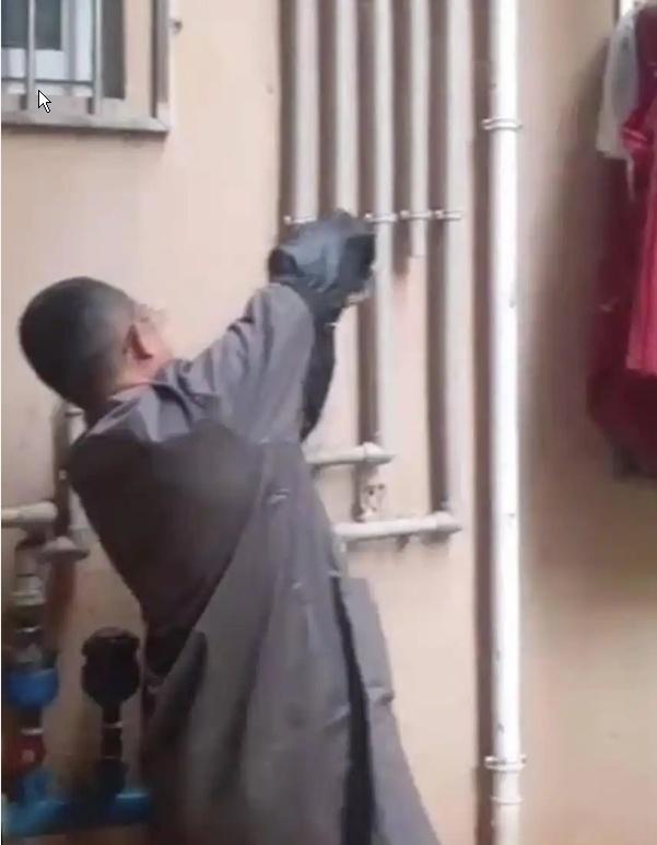 河南郑州，11户业主说停水半个月，是因一楼老太太把每户水管剪断，老太太气呼呼的说