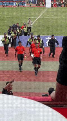 川超打裁判球员日火瓦体到天津津门虎试训！打完裁判被四川禁赛五年，却和踢职业球赛又