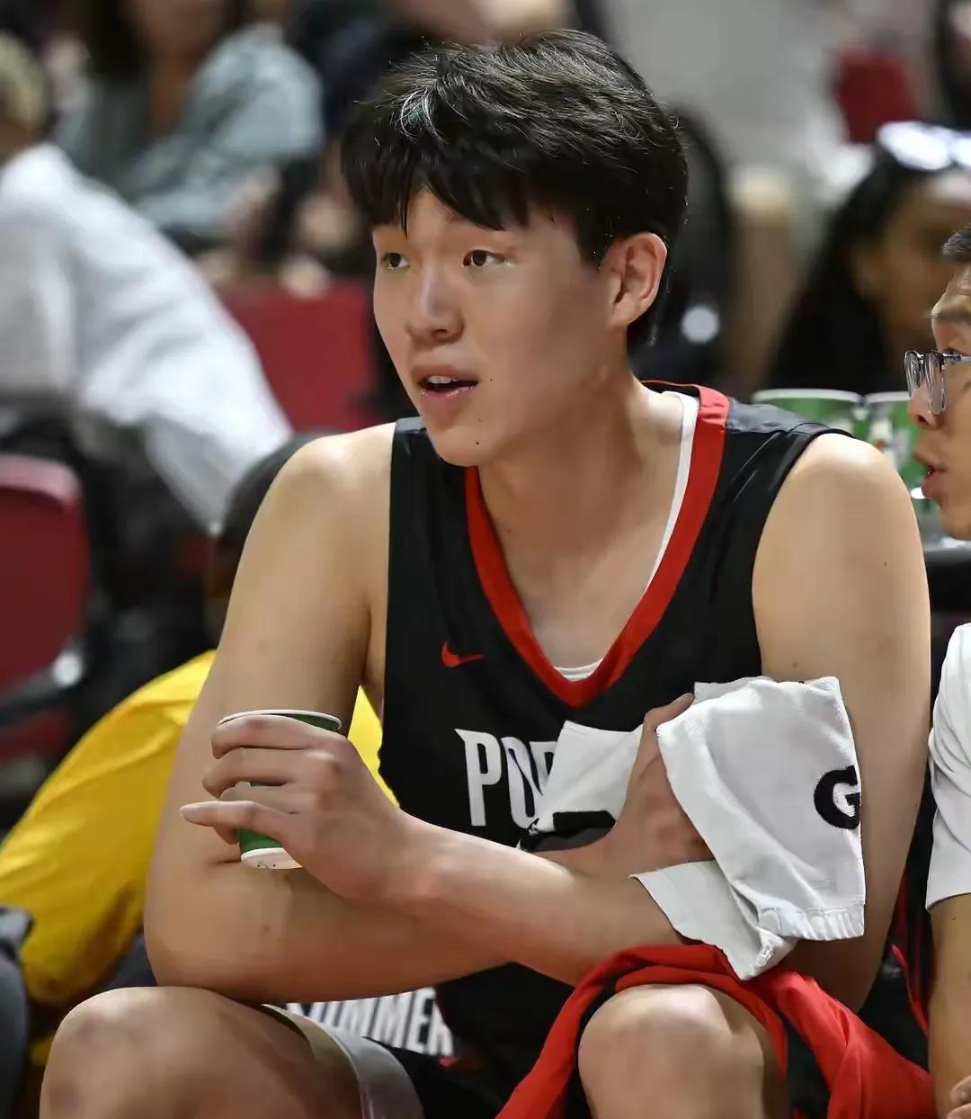 杨瀚森黑眼圈严重，眼神无力，一看就太憔悴了，才打几分钟就气喘吁吁了，MBA常规赛