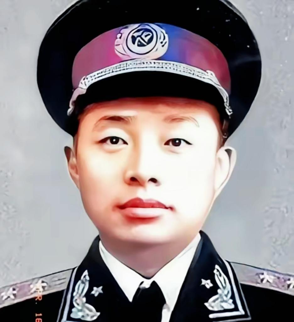 1955年，授衔台上，一张年轻稚嫩的面庞，却肩扛中将军衔，着实令人惊叹，这位将军