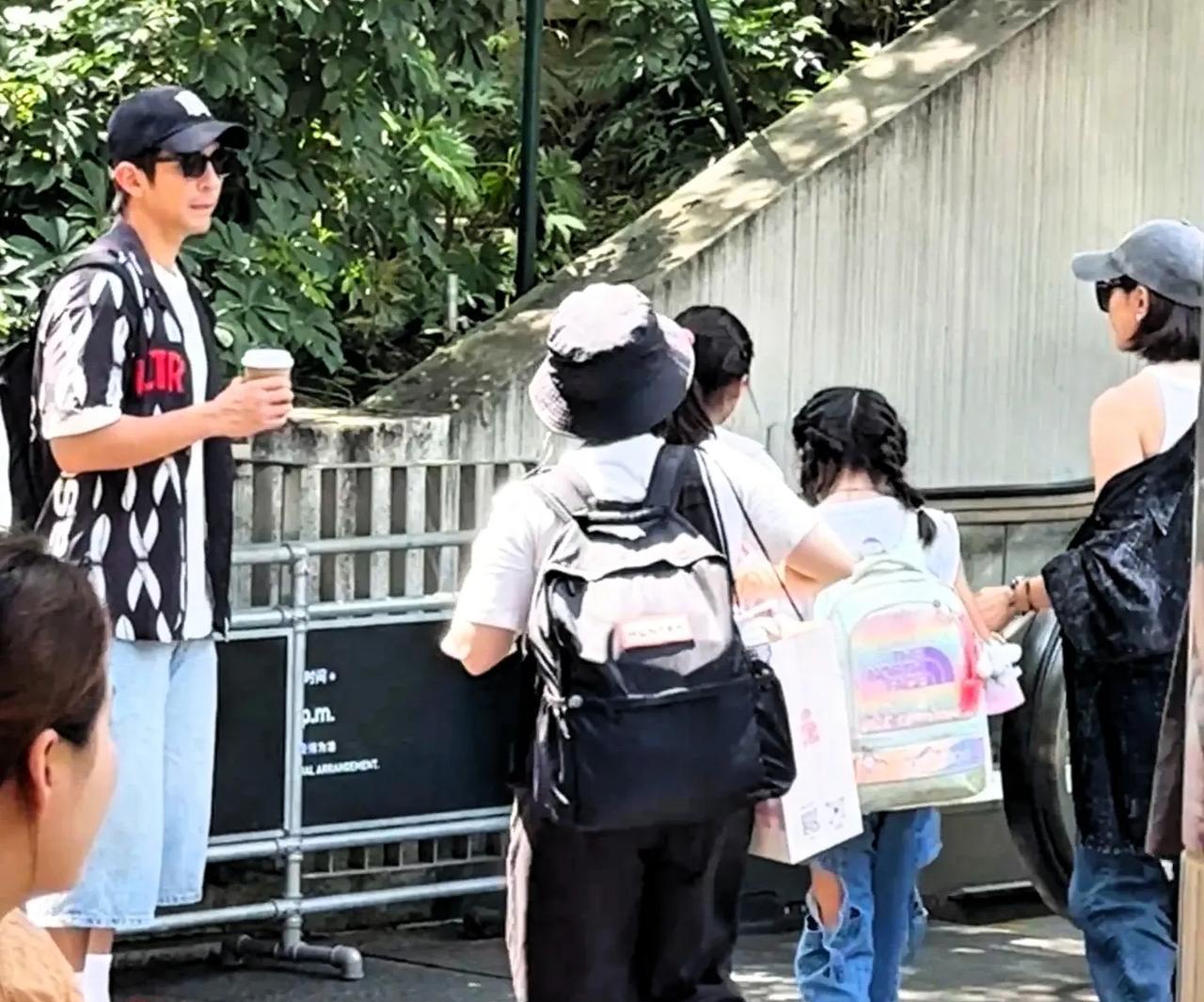 贾静雯一家现身成都旅行，两个女儿都长这么大了！谁敢信贾静雯都50岁了，却还是女神