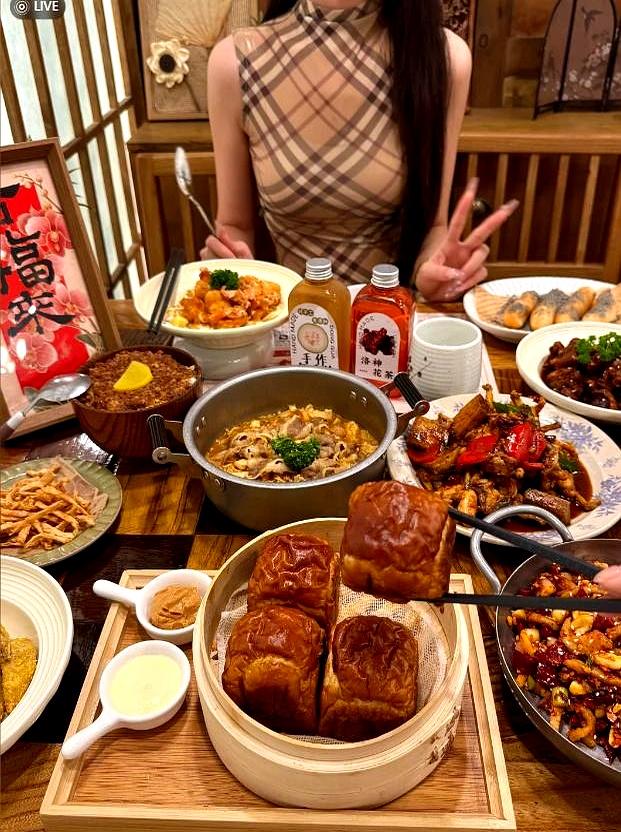 我请两位同事吃饭，结果她们一进门，俩女儿已经坐在包间里了，一个16岁，一个13岁