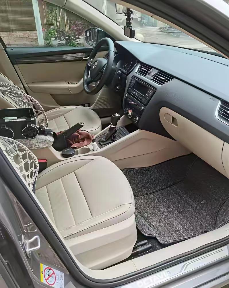 这是一同事打算处理的斯柯达，这辆车是14年买的，当年花了12万，因为平时用车不多